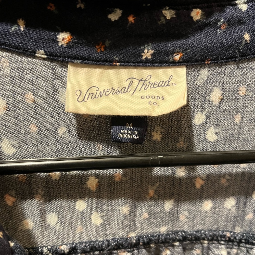 Universal Thread/ Size Medium/ Navy Button Up Blouse